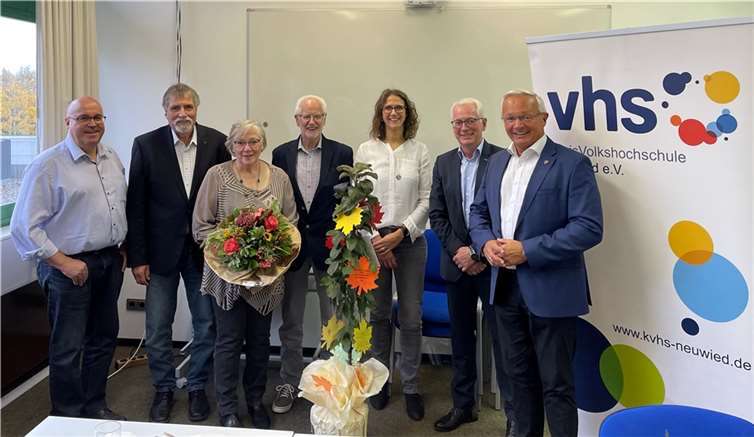 Vorstand und Geschäftsstelle verabschieden Klaus Hannuschke nach fast 25 Jahren. Seine Frau Heidi Hannuschke ist weiterhin in der Buchhaltung tätig.Quelle: KreisVolkshochschule Neuwied e.V.
