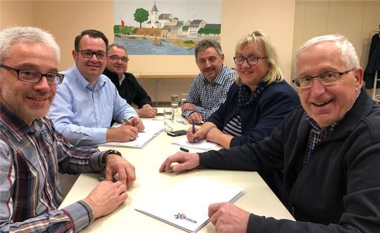 Vorstand und Hauptorganisatoren des Bücherbasars der WfS bei der Entscheidung über die Mittel (v.l.): Frank Heidemeyer (Kassierer), Jens Oster (Erster Vorsitzender), Christof Furch (Zweiter Vorsitzender), Rudolf Seibrich, Birgit Furch (Schriftführerin) und Reinhold Milde (Spitzenkandidat der WfS).Foto: privat