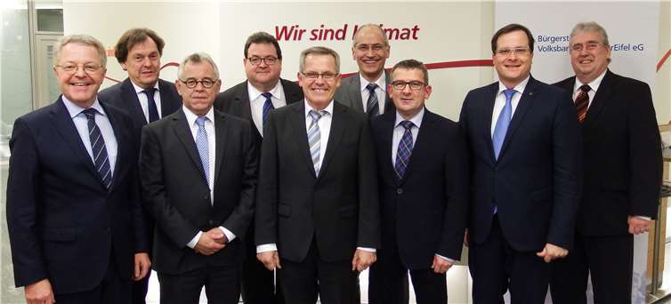 Vorstand und Kuratorium der Bürgerstiftung der Volksbank RheinAhrEifel (v.l.n.r.): Elmar Schmitz, Stiftungsvorstand, Hubert Drayer, Ernst Angsten, Harald Linden (alle Mitglieder im Stiftungskuratorium), Rudolf Mies, Vorsitzender des Stiftungskuratoriums, Armin Seiwert, Mitglied im Stiftungskuratorium, Franz-Josef Jax, stellvertretender Vorsitzender des Stiftungskuratoriums, Markus Müller, Vorstand sowie Stiftungsmanager Bruno Jaeger. privat
