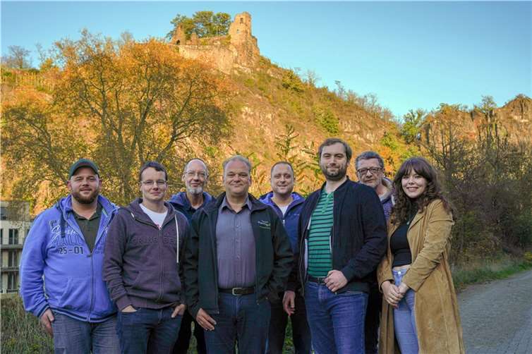 Interessengemeinschaft fördert Denkmalpflege und Archäologie im Kreis Ahrweiler Vorstand- und Mitglieder der Interessengemeinschaft Archäologie und Geschichte im Kreis Ahrweiler e.V. beim Besuch der Burg Are in Altenahr. V.l.n.r.: Patrick Ctrnact, Grafschaft-Gelsdorf (1. Vorsitzender), Marcel Mauer, Fuchshofen (2. Vorsitzender), Thomas Schwarz, Schelborn, Oliver Schüller, Kempenich, Ralf Ropertz, Bad Neuenahr-Ahrweiler, Gabriel Heeren, Remagen, Günther Heindrichs, Ahrweiler und Melina Nickel, Remagen. Foto: Günther Heindrichs
