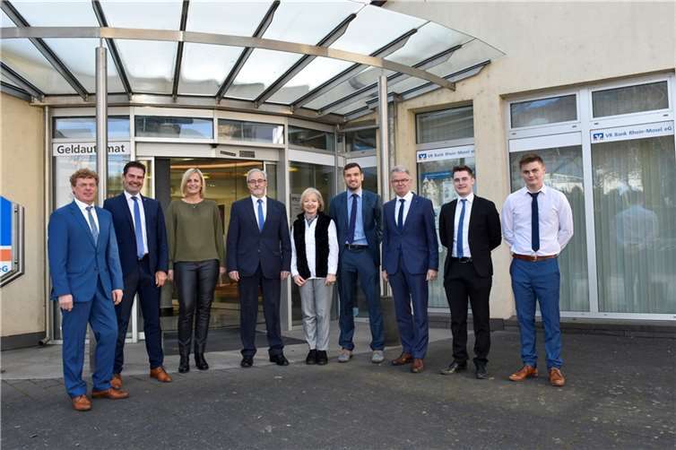 Vorstand und Wegbegleiter verabschieden Hannelore Pantenburg und Hans Loosen in den wohlverdienten Ruhestand.Foto: VRBM