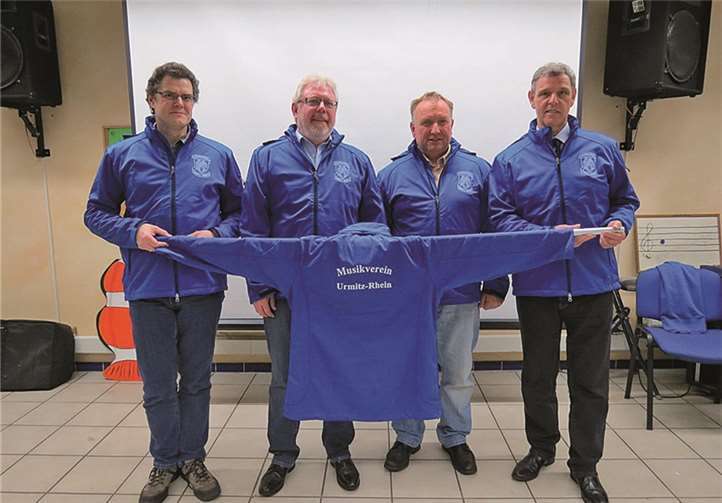 Vorstand (v.l.): Ralf König, Klaus Both, Willi Weiler, Reinhold Reif, hier mit der neuen, schicken Regenjacke.