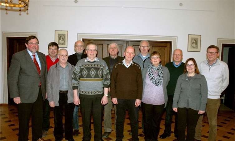 Vorstand wurde gewählt. v.li. Vorsitzender Bernd Schiffarth, Schriftführer Richard Hammes, 4. vorne stellvertretender Vorsitzender Manfred Korden, 5. vorne Kassenwartin Ursula Sand. UM