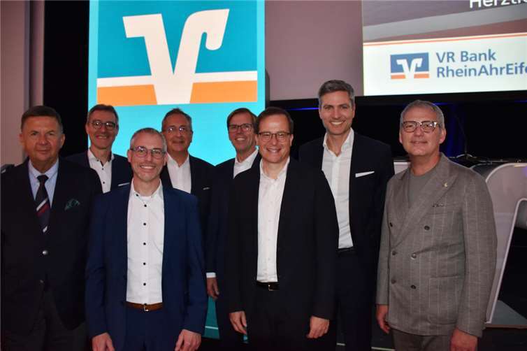 Bei der Vertreterversammlung der VR Bank RheinAhrEifel ging fast alles einstimmig über die Bühne Vorstands und Aufsichtsratsmitglieder der VR Bank zusammen mit Ingo Zamperoni (2.v.re.). Fotos: HEP