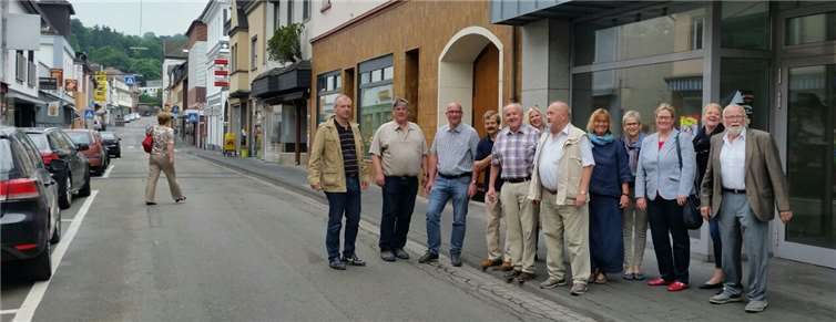 Vorstands- und Fraktionsmitglieder der Bendorfer CDU besichtigen die Hauptstraße in Bendorf. CDU