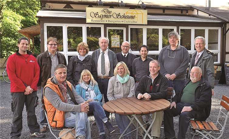Vorstands- und Fraktionsmitglieder des CDU-Stadtverbandes Bendorf mit Andreas und Helmut Splettstößer und Ayan Altun sowie dem Landtagsabgeordneten Josef Dötsch bei der Besichtigung der Sayner Scheune am Schmetterlingsgarten.Privat