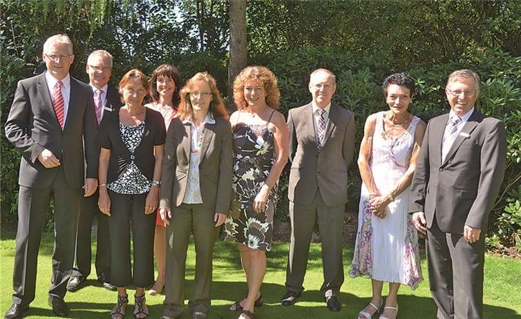 Vorstandschef Dieter Zimmermann (l.) dankte gemeinsam mit dem stellvertretenden Vorstandsmitglied Achim Gemein (2. v. l.) und dem Personalratsvorsitzenden Dieter Adams (r.) Petra Mombauer (3. v. l.), Sabina Jakobs (4. v. l.), Margot Hilger-Strohe (Mitte), sowie Marina Schreiner (4. v. r.), für ihren langjährigen Einsatz und verabschiedete Norbert Steinborn (3. v. r.) und Rita Lübke (2. v. r.) aus dem aktiven Sparkassendienst. privat