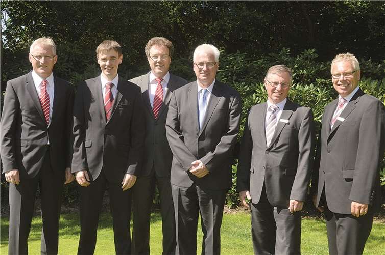 Vorstandschef Dieter Zimmermann (l.) dankte gemeinsam mit dem stellvertretenden Vorstandsmitglied Achim Gemein (r.) und dem Personalratsvorsitzenden Dieter Adams (2.v.r.), Otto Gros (3.v.l.), Dieter Reuter (3.v.r.) und Rolf Stommel (2.v.l.) für ihren langjährigen Einsatz und wünschte ihnen persönliches Wohlergehen und weiterhin beruflichen Erfolg. privat
