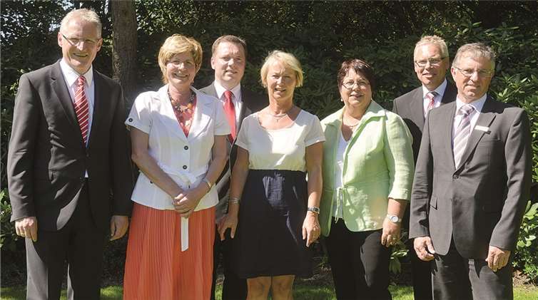 Vorstandschef Dieter Zimmermann (links) dankte gemeinsam mit dem stellvertretenden Vorstandsmitglied Achim Gemein (2. v. r.) und dem Personalratsvorsitzenden Dieter Adams (rechts), Gertrud Paffenholz (2. v.l.), Markus Dievenich (3. v. l.), Anita Romes (Mitte) und Roswitha Knieps (3. v. r.) für ihren langjährigen Einsatz.privat