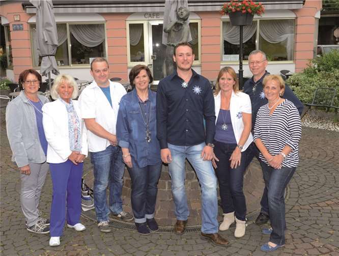 Vorstandsfoto (v.l.): Marita Schmitt, Margret Paus, Thilo Henze, Roswitha Brockhaus, Marcus Zimmermann, Andrea Henze, Roland Thees, Ursula Dittmann. Es fehlen: Martin Orawetz, Andreas Willscheid, Ronny Fleischer und Thomas Balasus.T. Balasus/Funkencorps Blau-Wiess