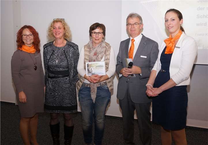 Vorstandsmitglied Andreas Harner, die Moderatorinnen des Abends, Stephanie Höfert und Natalie Herrig, Rentenexpertin Beate Rosenau und die glücklichen Gewinnerin Sabine von Linden. privat