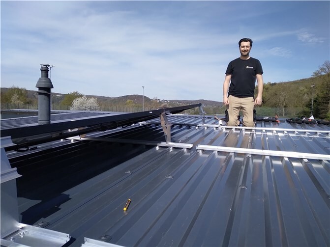 Vorstandsmitglied C. Torres-Stuch hat nun eine Photovoltaik Anlage auf dem Dach installiert.  Foto: FV Erpel