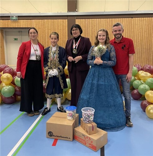 Vorstandsmitglied Christina Bartz, Prinz Younes I., Anette Moesta, MdL, Prinzessin Merle I., Vorsitzender Philipp Auer. Foto: Nicole Behr