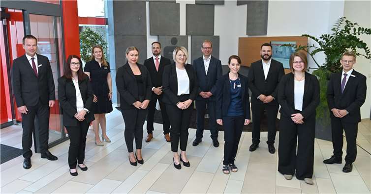 Vorstandsmitglied Christoph Weitzel (links), Jennifer Strobel als Personalentwicklerin (3.v.l.) und Karl-Heinz Nigbur als Personalleiter (rechts) mit den neuen Mitarbeiterinnen und Mitarbeitern bei der Kreissparkasse Mayen: Sina Bohr - KundenServiceCenter (2.v.l.), Viktoria Ohrmann - BeratungsCenter Mayen St.-Veit-Str. (4.v.l.), Florian Schlicht - Medialer Vertrieb als Paymentberater (5.v.l.), Sarah-Rebecca Brozda - BeratungsCenter Polch (6.v.l.), Oliver Pickert - Bilanzanalyst im Bereich Kreditmanagement (5.v.r.), Vanessa Stich - WEG-Buchhalterin für den Bereich der S-Hausverwaltung (4.v.r.), Onur Demir - BeratungsCenter Mayen-Markt (3.v.r.) und Leonie Tenne - Bereich Unternehmenskommunikation (2.v.r.).  Foto: KSK Mayen / Ralph Künzel