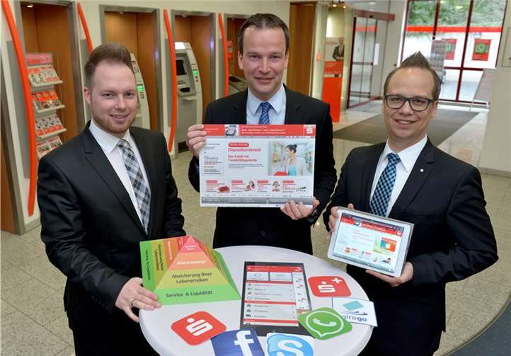 Vorstandsmitglied Christoph Weitzel (mitte) und Vertriebsleiter Stefan Weber (links) – verantwortlich für den klassisch stationären Vertrieb - gratulierten Jochen Siewert (rechts) zu seinem neuen Aufgabengebiet und wünschten ihm einen erfolgreichen Start.KSK Mayen