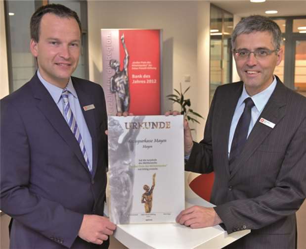 Vorstandsmitglied Christoph Weitzel und Vorstandsvorsitzender Karl-Josef Esch mit der Nominierungsurkunde zur Juryliste zum „Großen Preis des Mittelstandes“. KSK Mayen