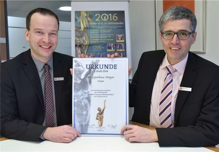 Vorstandsmitglied Christoph Weitzel und Vorstandsvorsitzender Karl-Josef Esch mit der Nominierungsurkunde zur Juryliste zum „Großen Preis des Mittelstandes“.KSK Mayen