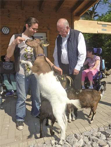 Vorstandsmitglied Dieter Dehen (re.) überreichte die Spende an den Projektleiter Albert Augustin. privat
