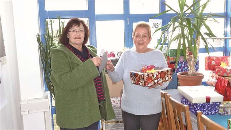 Vorstandsmitglied Gertrud Trierweiler überreicht Rita Köhler vom DKSB einen gut gefüllten Umschlag. privat