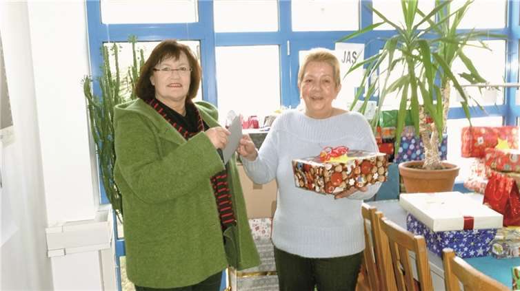 Vorstandsmitglied Gertrud Trierweiler überreicht Rita Köhler vom DKSB einen gut gefüllten Umschlag.