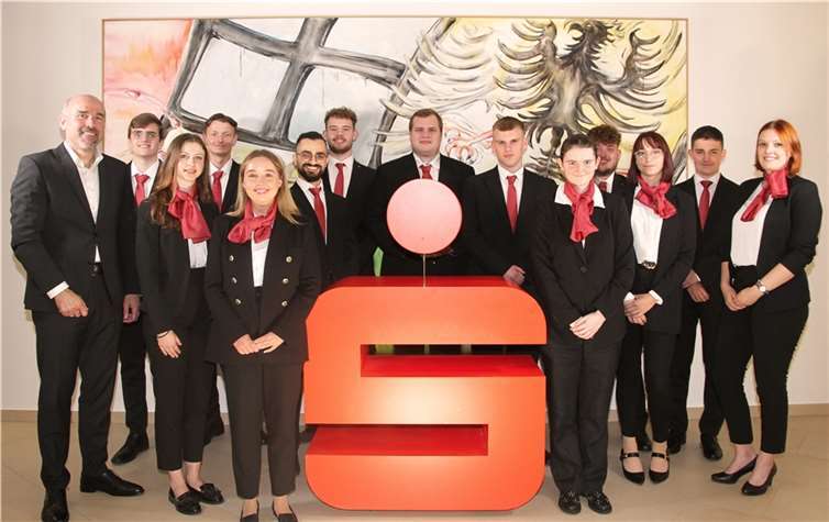 Vorstandsmitglied Guido Mombauer (l.) und Ausbildungsleiterin Lara Fritsche (r.) begrüßten 13 junge Menschen bei der Kreissparkasse Ahrweiler.  Foto: Kreissparkasse Ahrweiler / Marco Seydel