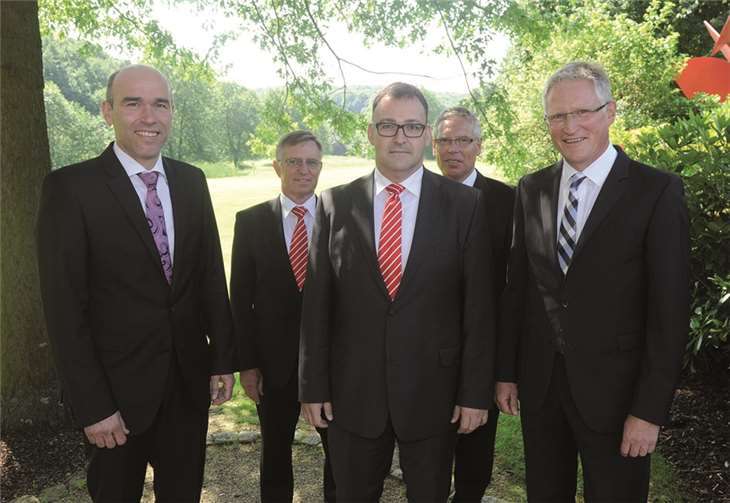 Vorstandsmitglied Guido Mombauer (links), Personalratsvorsitzender Dieter Adams (2. v. l.), Personalchef Achim Gemein (2. v. r.) und Vorstandsvorsitzender Dieter Zimmermann (rechts) gratulierten Martin Schmitz (Mitte) zum Dienstjubiläum. privat