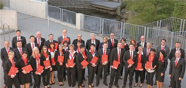 Vorstandsmitglied Guido Mombauer (r.) übergab gemeinsam mit Vertriebscoach Sabrina Schäfer (4.v.r.) die Zertifikate an die erfolgreichen Absolventen.Privat