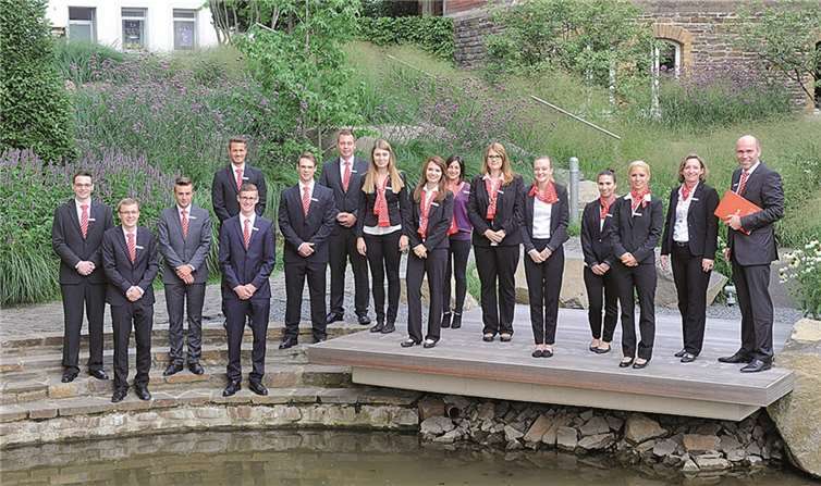 Vorstandsmitglied Guido Mombauer (rechts) begrüßte gemeinsam mit Ausbildungsleiterin Katja Figura (2. v. r.) die neuen Auszubildenden an ihrem ersten Arbeitstag. privat