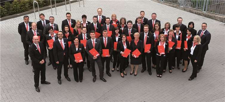 Vorstandsmitglied Guido Mombauer übergab gemeinsam mit Weiterbildungsleiter Michael Bick die Zertifikate an die erfolgreichen Absolventen.