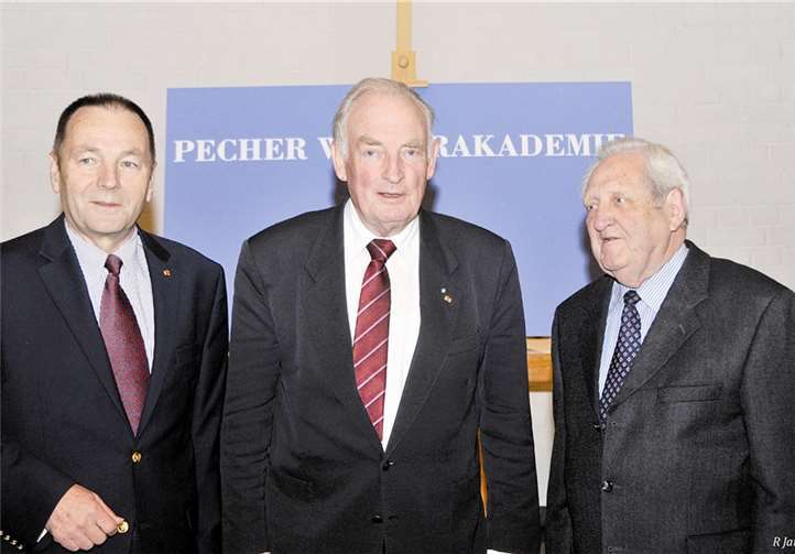 Vorstandsmitglied Hans-Otto Budde (v. l.), Genneral a.D. Hans-Peter von Kirchbach und der Vorsitzende des Heimatvereins Pech, Günter Wagner. privat