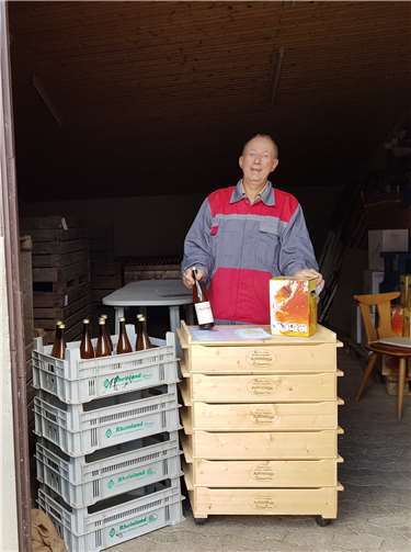 Vorstandsmitglied Joachim Brauß beim Saftverkauf in der Bondorfer Strasse, Niederbachem.Foto: privat