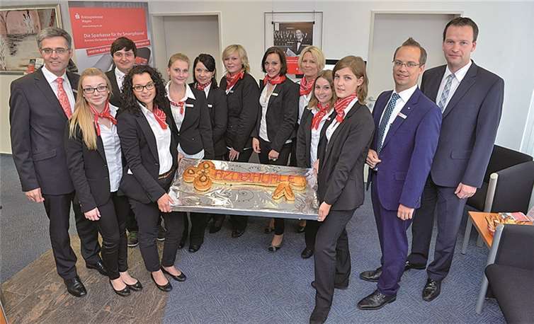 Vorstandsmitglied Karl-Josef Esch (1.v.l.) übergab zusammen mit seinem Vorstandskollegen Christoph Weitzel (1.v.r.) und Vertriebsleiter Jochen Siewert (2.v.r.) symbolisch den Schlüssel zur Azubi-Filiale an den Azubi-Jahrgang 2012.  privat