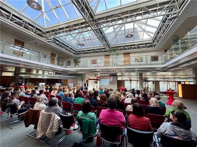 Vorstandsmitglied Marc Sinkewitz begrüßte knapp 80 Frauen zur Vortragsveranstaltung in der Kundenhalle der Hauptgeschäftsstelle der Sparkasse Neuwied.Foto: Anke Krumbach