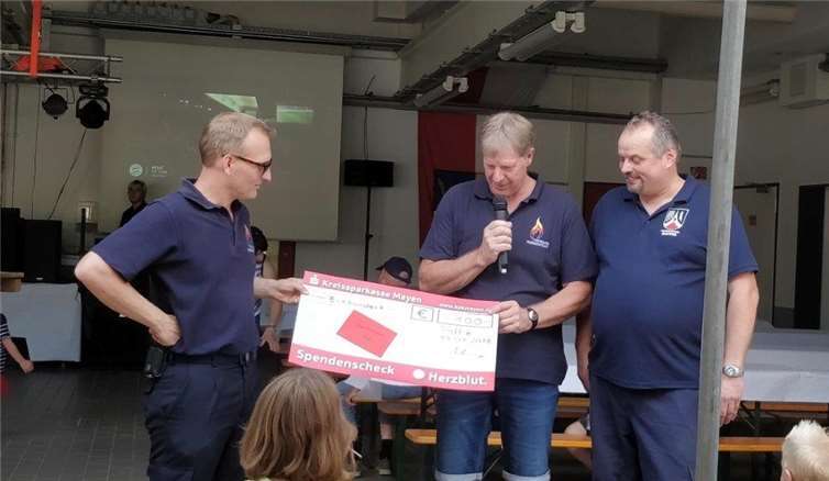 Vorstandsmitglied Marco Schleich übergab den Scheck an den Vorsitzenden des Fördervereins der Feuerwehr Plaidt Wolfgang Krämer und Wehrführer Dirk Schwindenhammer. Foto: privat