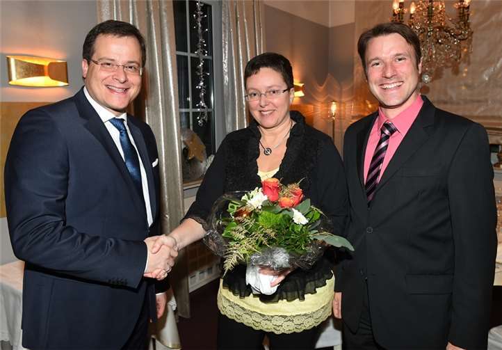 Vorstandsmitglied Markus Müller (l.) und Bereichsleiter Franz-Josef Strauß gratulieren Rita Weber zu ihrem 25-jährigen Dienstjubiläum. Volksbank RheinAhrEifel eG