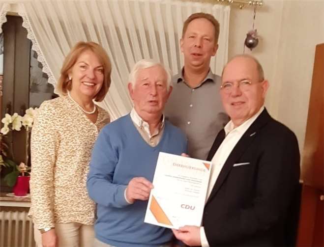 Vorstandsmitglied Rita Höppner, Vorstandsmitglied Andreas Köpping, Ortsverbandsvorsitzender Werner Jung freuten sich, Jubilar Franz-Ernst Amzehnhoff (2. v.l.) für seine Mitgliedschaft zu ehren. Foto: CDU