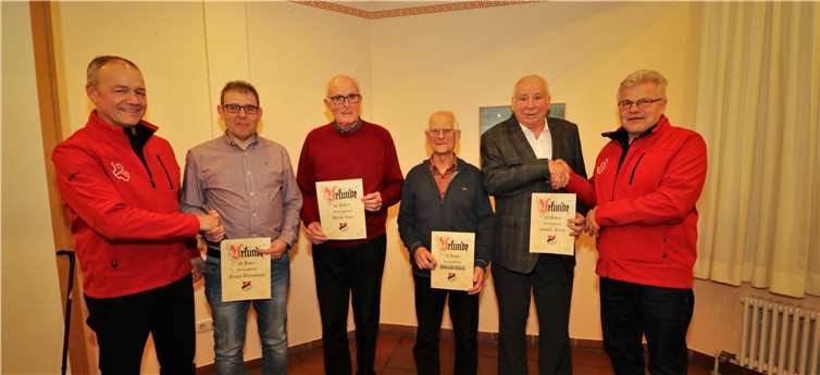 Vorstandsmitglied Roger Perne (links) und Präsident Lothar Schüttler (rechts) konnten (von links) Frank Quirmbach, Alfred Lenz, Albrecht Klein und Günter Frink für ihre langjährige Mitgliedschaft bei den Sportfreunden Eisbachtal auszeichnen. Sportfreunde Eisbachtal