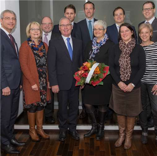 Vorstandsmitglied Sascha Monschauer (1.v.l.), Andrea Kurth-Müller (2.v.l.), Betriebsratsvorsitzende Stefan Linden (3.v.l.), Teamleiter Benjamin Kopp (5.v.l.), Filialleiter Christian van de Loo (6.v.l.), Vorstandsmitglied Markus Müller (4.v.r.), Jasmin Weber (3.v.r.), Anne Horst (2.v.r.) und Thomas Theisen, Direktor Regionalmarkt AhrBrohltal (1.v.r.), verabschieden Paul Radermacher (4.v.l.) gemeinsam mit seiner Frau Barbara Radermacher (5.v.r.) in den Ruhestand. privat