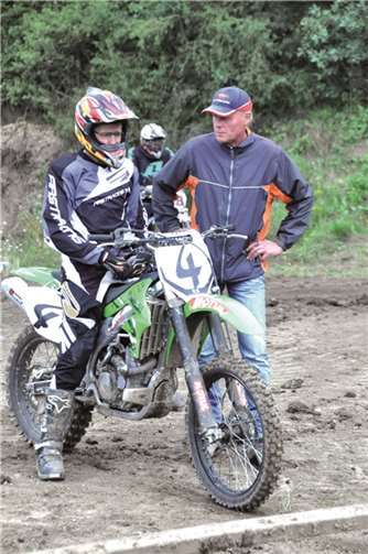 Vorstandsmitglied Udo Schmitz mit dem Starter des MCC Ettringen Michael Spengler vor dem spannenden Rennen. Spengler wird sich den ersten Platz in der Senioren-Klasse sichern.