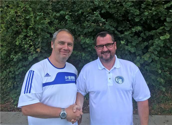 Vorstandsmitglied Uwe Krüger (li.) begrüßt Markus Moog.Privat