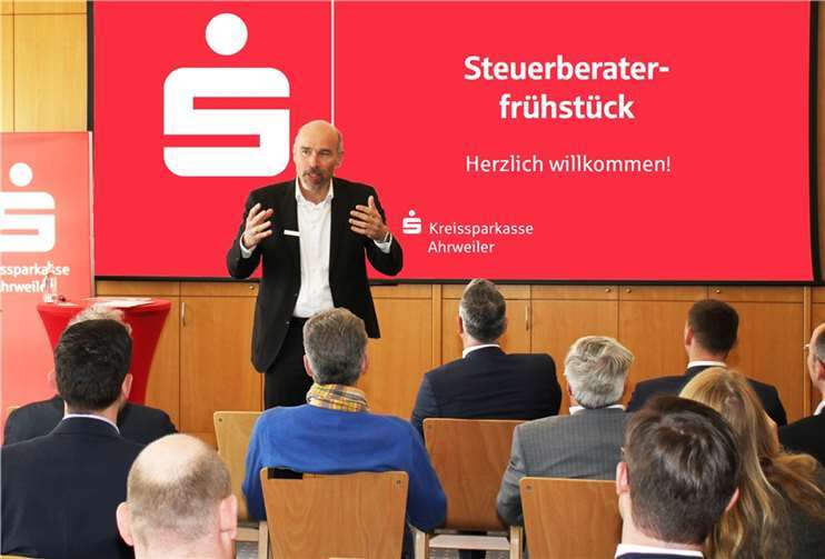 Vorstandsmitglied der Kreissparkasse Ahrweiler, Guido Mombauer, heißt alle Teilnehmer herzlich willkommen. Foto: Kreissparkasse Ahrweiler/Marco Seydel