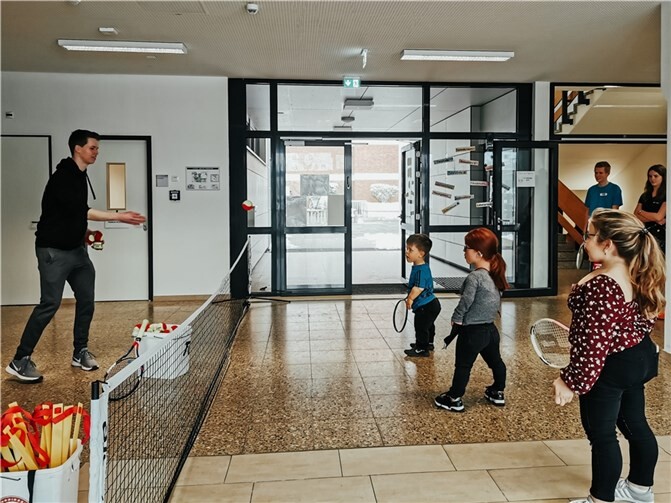 Vorstandsmitglied und Tennistrainer Tobias Hübel beim Schnuppertraining. Foto: privat