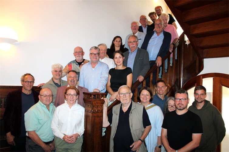 Vorstandsmitglieder, Team und Gäste des Jugend-Hilfe-Vereins für den Kreis Ahrweiler bei der Eröffnung der neuen Räumlichkeiten in der Wilhelmstraße.  Foto: DU