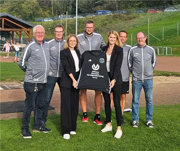Vorstandsmitglieder der SG Hocheifel 23 mit den Sponsoren Gina und Lea Hertel.  Foto: privat