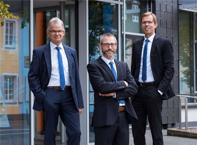 Vorstandsmitglieder der VR Bank Rhein-Mosel eG. (v.l.n.r.) Andreas Harner (Vorstandssprecher), Matthias Herfurth und Michael C. Kuch. (Das Foto entstand vor den aktuell geltenden Abstandsregelungen.)Quelle: VR Bank