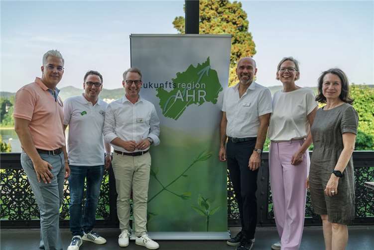 Vorstandsmitglieder der Zukunftsregion Ahr mit dem neuen Geschäftsführer David Bongart beim Sommerfest. Foto: Maurice Trouvain