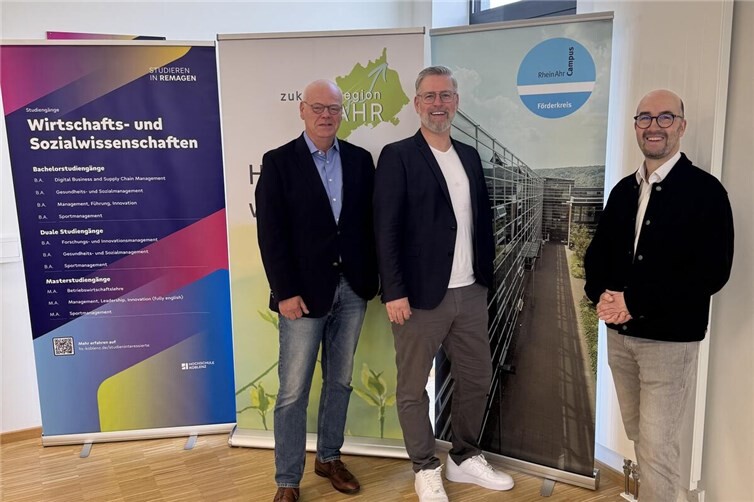 (Vorstandsmitglieder des Förderkreises der Fachhochschule im Kreis Ahrweiler e.V., vlnr: Bernhard Inden, Jens Kröger, Tino Hackenbruch. Nicht im Bild: Achim Gemein, Matthias Wolff, Thomas Wolff).