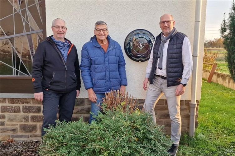 Vorstandsmitglieder des Fördervereins St. Georgskirche inspizieren den neuen Defibrillator und bedankten sich beim Ideengeber und Hauptspender Gregor Schaab (li.). Foto: privat