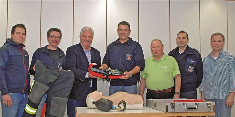 Vorstandsmitglieder des Fördervereins der Feuerwehr Remagen e.V., übergaben den neuen AED (Defi) und die Einsatzhosen an die Einheitsführung der Stützpunktfeuerwehr Remagen. (v.l.) Christin Bey, Uwe Heiden, Eduard Krahe, Alexander Krahe, Karl-Jürgen Henkel, Dirk Henkel, Guido Lenz. Feuerwehr Remagen