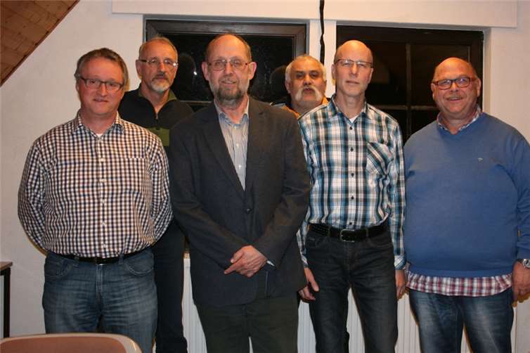 Harmonische Jahreshauptversammlung Vorstandsmitglieder des Fördervereins der freiwilligen Feuerwehr Waldorf (v.l.) Stefan Marx, Werner Krupp, Klaus Hameyer (erster Vorsitzender), Michael Oerter, Rainer Probst und Werner Cremer. WER